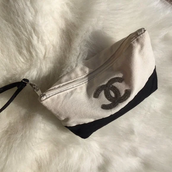 Designer-inspired detachable wristlet lightweight-canvas bag with crystal C logo - Picture 3 of 8